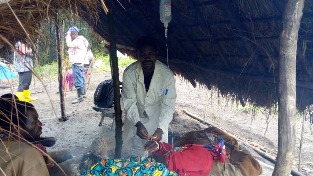 Soins d'urgence dispensés à un patient atteint du choléra sous un abri précaire à Itombwe, Sud-Kivu, face au manque d'intrants médicaux.